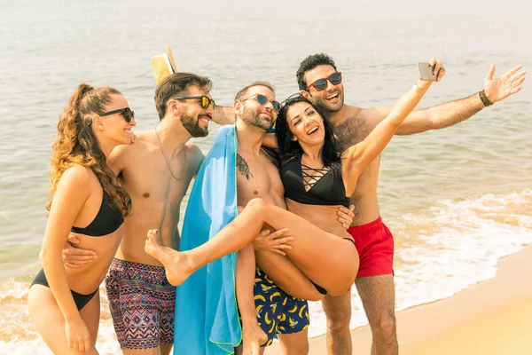 快乐的朋友们在巴塞罗那的海滩上自拍 多民族的最好的朋友们一起享受夏天的时光 准备去游泳 西班牙旅游中的幸福与友谊 — 图库照片