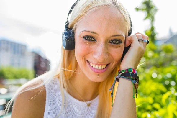 Hermoso Retrato Mujer Con Auriculares Escuchando Música Chica Rubia Con — Foto de Stock