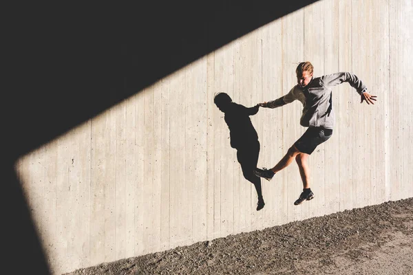 Człowiek Robi Ćwiczenia Skoki Ścianie Podczas Treningu Dramatyczne Mocny Obraz — Zdjęcie stockowe