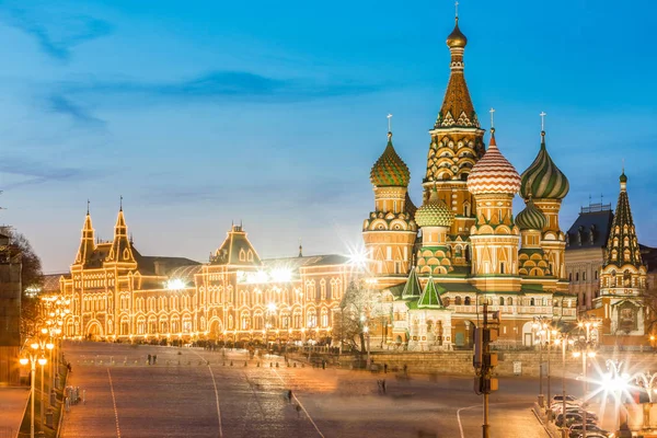 莫斯科城市景观与 Basils 大教堂和红色正方形大厦 在俄罗斯首都城市的著名教堂夜景 日落后莫斯科的长曝光照片 旅行和建筑学 — 图库照片