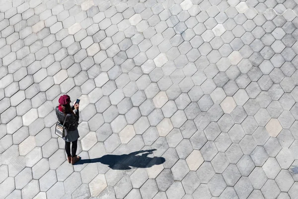 Kvinna Att Skriva Telefonen Skugga Och Tomt Utrymme Minimal Bilden — Stockfoto