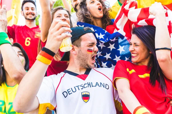 Pareja Internacional Celebrando Juntos Estadio Durante Partido Grupo Multiétnico Personas — Foto de Stock