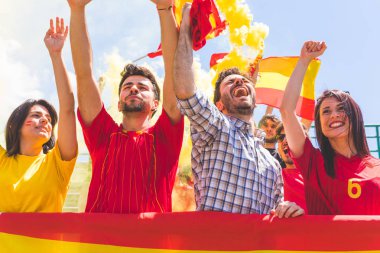 İspanyol taraftarları alkışlayan eller stadyumunda tezahürat. Bir maç izlerken ve takım İspanya bayrakları ve chants ile tezahürat hayranları grup. Spor ve yaşam tarzı kavramları.