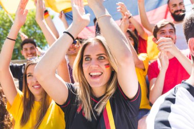 Alman destekçileri Stadyumu futbol maçı için kutluyor. Fanlar ve bir maç izlerken ve takım Almanya uluslararası rekabet için tezahürat arkadaş grubu. Spor ve yaşam tarzı kavramları.