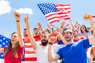 Amerikan hayranları ile ABD bayrakları stadyumda tezahürat. Bir maç izlerken ve team Usa tezahürat taraftar grubu. Spor ve yaşam tarzı kavramları.