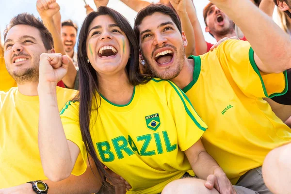 巴西支持者在体育场用旗帜庆祝 一群球迷和朋友观看比赛和欢呼的巴西队 国际杯赛比赛中的体育与生活方式概念 — 图库照片