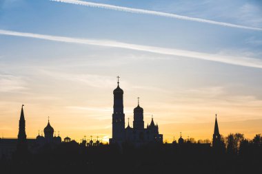 Moskova, Rusya Kremlin siluet görünümü gün batımında. Diğer çan kulelerinin ve kuleleri iki tarafta ortada Dormition Ortodoks Katedrali. Mimari ve seyahat kavramları