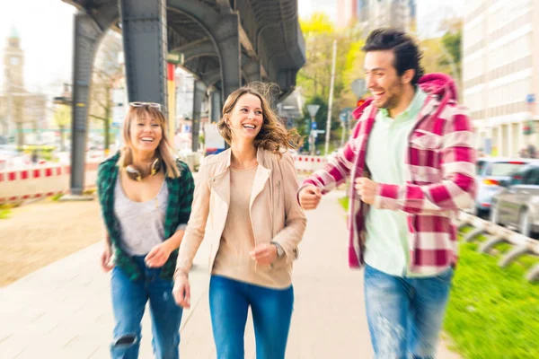 Grupo Multirracial Amigos Correndo Divertindo Hamburgo Duas Mulheres Homem Divertir — Fotografia de Stock