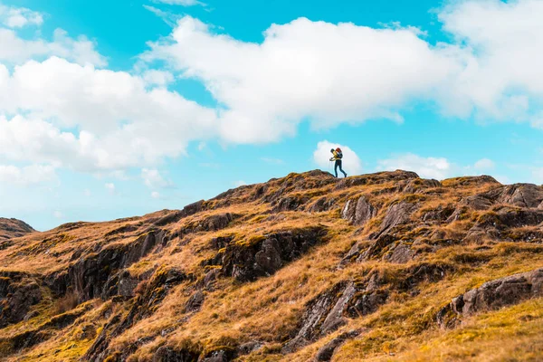人探险者徒步旅行在山顶的山脊上 在英国湖区一座落基山上行走的年轻人冒险旅行 旅行和自然 Concpets — 图库照片