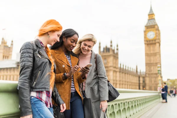 Multiracial Grupp Flickor London Tittar Mobiltelefon Med Big Ben Bakgrunden — Stockfoto