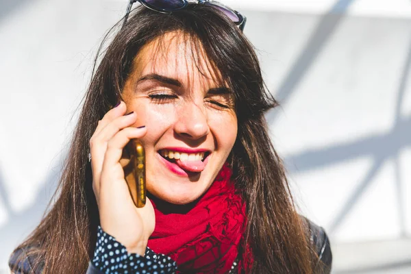 Mujer Teléfono Haciendo Una Cara Con Lengua Cámara Hermosa Joven —  Fotos de Stock