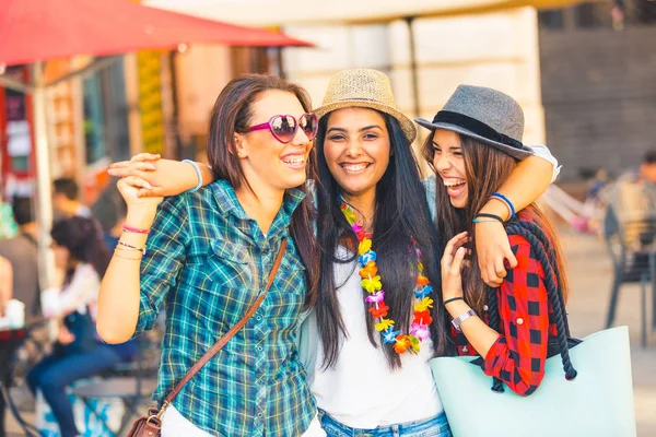Три Счастливые Девушки Городе Смеющиеся Улыбающиеся Обнимающиеся Девушки Друзья Смешанной — стоковое фото