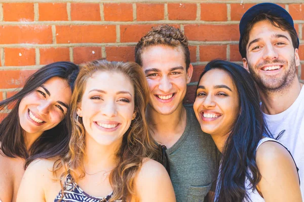 Grupo Multirracial Amigos Tomando Una Selfie Juntos Foto Jóvenes Mejores — Foto de Stock