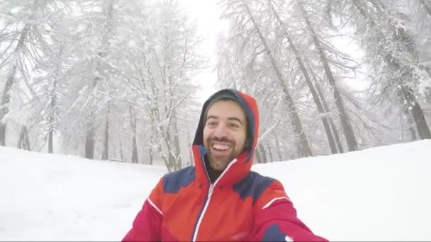 在雪地上玩的人有一个小雪橇 快乐的年轻人享受他在山上的寒假和下山上的雪橇上 使用动作相机的视角 — 图库视频影像