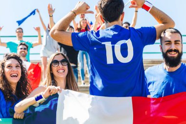 Mutlu Fransız hayranları için Futbol stadyumunda maç. Bir spor maçı izlerken ve takım Fransa tezahürat taraftar grubu. Spor ve yaşam tarzı kavramları.