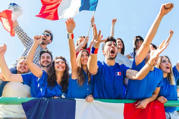 Fransa destekçileri Stadyumu'nda bayrakları ile kutluyor. Bir maç izlerken ve takım Fransa tezahürat hayranları grup. Spor ve yaşam tarzı kavramları.