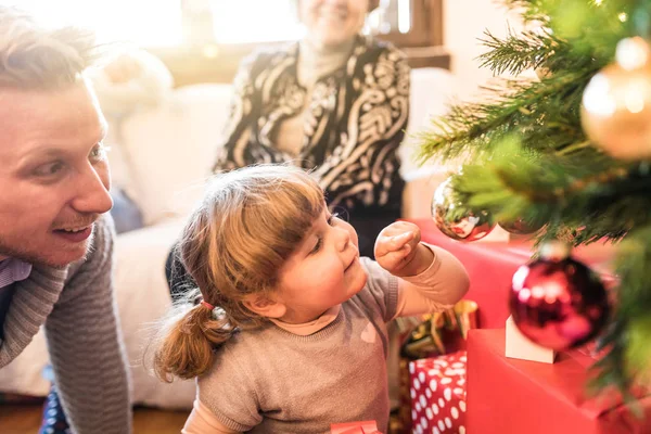 Bebek Kız Baba Evde Yılbaşı Ağacı Süsleri Ile Oynuyor Sarışın — Stok fotoğraf