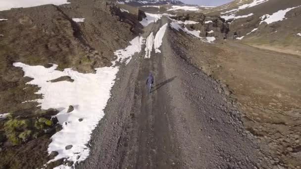 Hombre Caminando Por Camino Grava Islandia Vista Aérea Con Dron — Vídeos de Stock