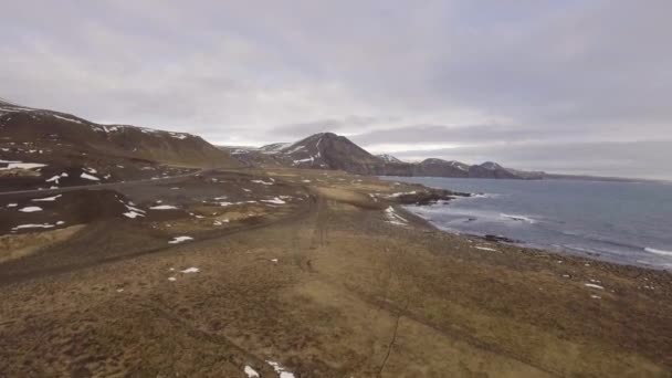 Islandia Vista Aérea Con Costa Montañas Rocas Marrones Grises Con — Vídeos de Stock