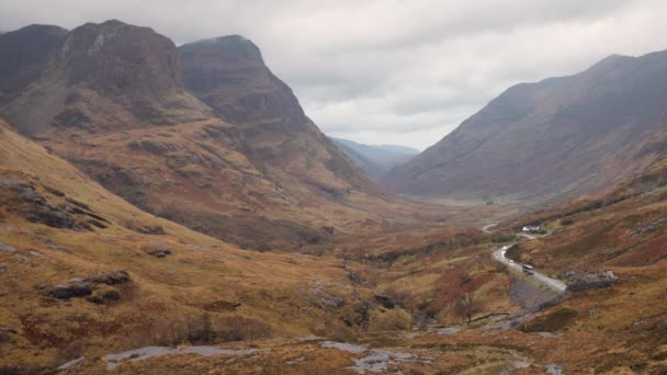 风景秀丽的道路 Windiwng 通过苏格兰高地 格伦科附近苏格兰高地的穆迪天气 左边的山被知道作为格伦科的三个姐妹 自然和旅行概念 — 图库视频影像