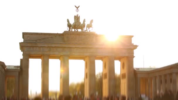 Берлинские Бранденбургские Ворота Закате Подсветкой Размытый Силуэт Людей Идущих Парижской — стоковое видео