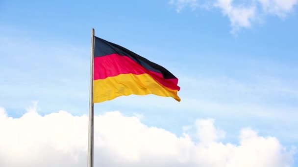 在背景上挥舞着蓝天和云彩的德国国旗 德国国旗在柏林的一根柱子上 在刮风的日子里挥舞着 — 图库视频影像