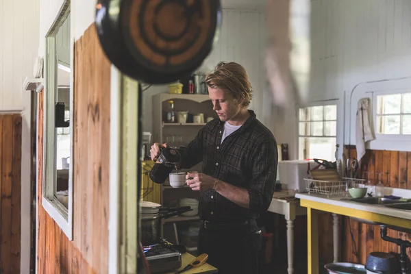 Mann Gießt Kaffee Der Küche Auf Ein Altes Holzhäuschen Schöner — Stockfoto