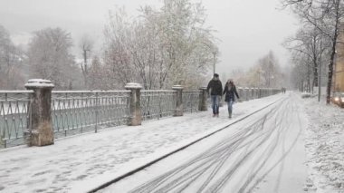 Innsbruck, Avusturya, karlı kış gününde yürüyüş çift. Tyrol başkenti ve beyaz bir yaya kaldırımda bir yürüyüş zevk insanlar soğuk havalarda. Hava ve yaşam tarzı kavramları