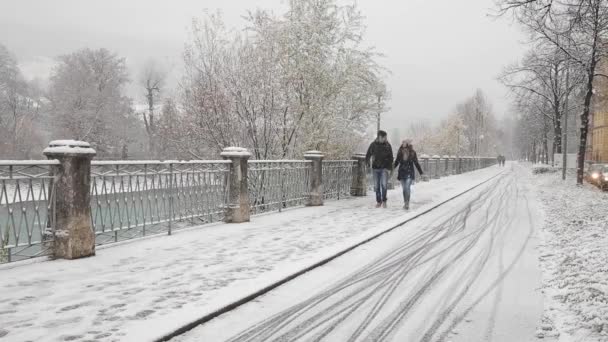 Ζευγάρι Περπατά Μέσα Στο Ίνσμπρουκ Αυστρία Μια Χιονώδη Χειμερινή Ημέρα — Αρχείο Βίντεο