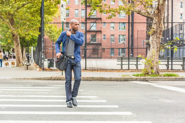 Joven Negro Nueva York Cruzando Calle Viaje Trabajo Escena Urbana — Foto de Stock