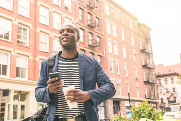 千年黑人肖像在纽约 年轻人用纸杯和手机在城市与建筑物背景 通勤工作和生活方式概念 — 图库照片