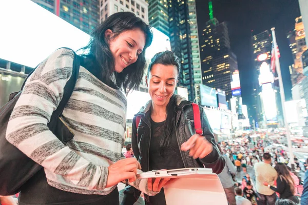 Девушки Нью Йорке Смотрят Смартфон Цифровой Планшет Красивые Молодые Женщины — стоковое фото
