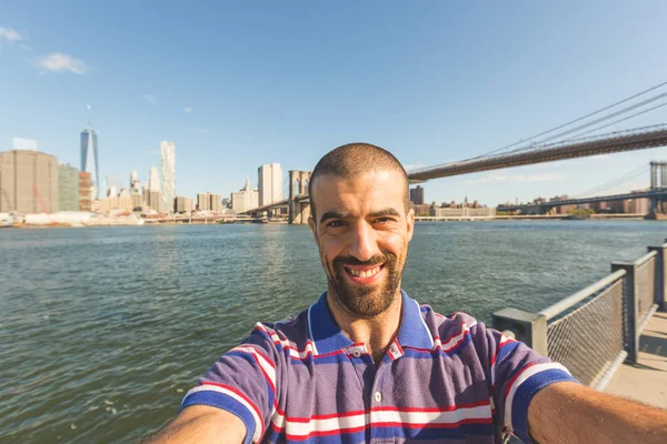 Мужчина Делает Селфи Нью Йорке Бруклинском Парке Бруклинским Мостом Манхэттеном — стоковое фото
