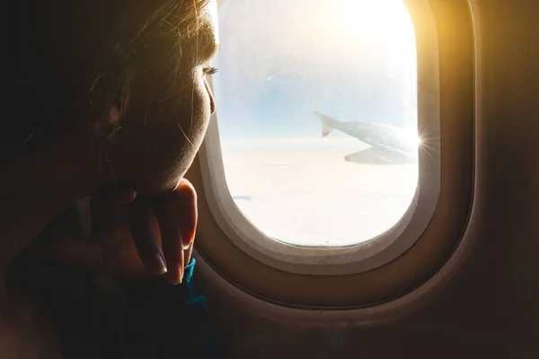 Mujer Mirando Través Ventana Del Avión Desde Asiento Sobre Ala — Foto de Stock