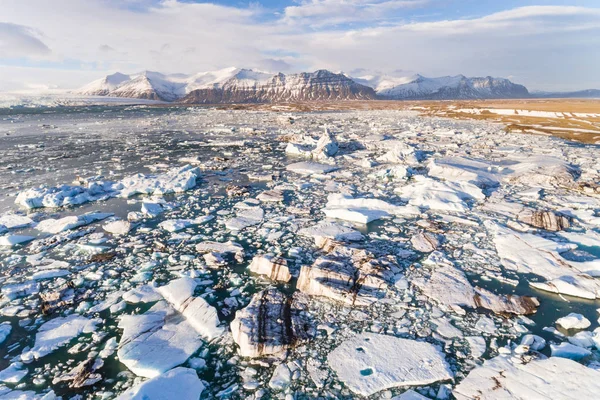 Λιμνοθάλασσα Γιόκουλσάρλον Παγετώνα Παγόβουνο Επιπλέουν Και Βουνά Στο Φόντο Όμορφη — Φωτογραφία Αρχείου