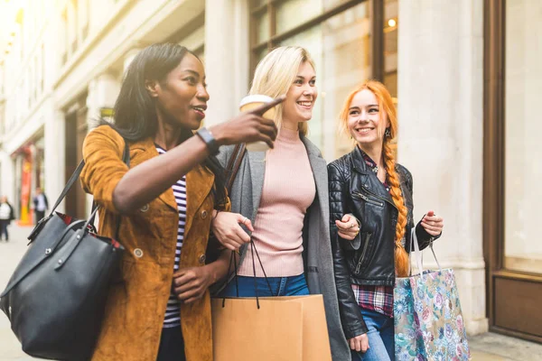 Grupo Multirracial Mujeres Compras Paseos Por Londres Tres Chicas Grupo — Foto de Stock