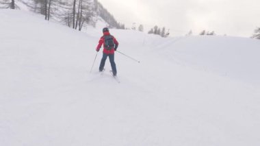 Dağlarda, ağır çekim karda kayak adam. Yokuş aşağı kayak ile gidiş ve having fun yamaç Alps, İtalya için genç adam. Kış spor ve aktiviteler.