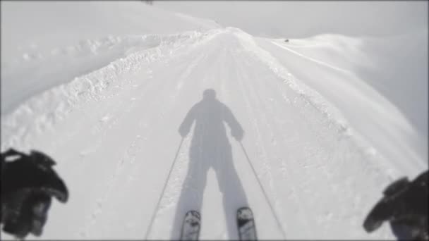 Hombre Esquiando Nieve Las Montañas Vista Primera Persona Joven Bajando — Vídeo de stock