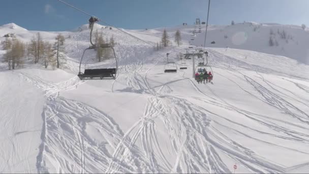 Liften Går Upp Snötäckta Berg Första Person Personer Med Skid — Stockvideo