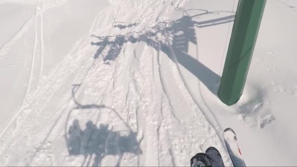 主席上山 第一人称景观 带着滑雪板和滑雪板的人使用椅子电梯去山坡的顶端 冬季运动和活动 — 图库视频影像