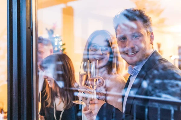 Casal Brindar Celebrar Com Vinho Espumante Véspera Ano Novo Homem — Fotografia de Stock