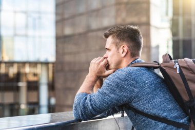 Londra şehir düşünceli adam tek başına. Bir köprü, hüzün ve yalnızlık duyguları üzerinde bir korkuluk karşı yaslanmış beyaz delikanlı. Bin yıllık bir iş ve yaşam sorunları