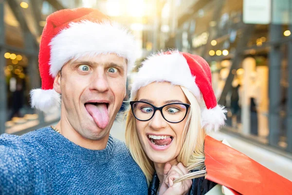 Par Compras Navidad Tomando Una Selfie Divertida Joven Pareja Caucásica —  Fotos de Stock
