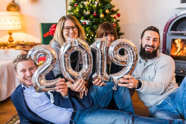 Pessoas Felizes Amigos Comemorando Ano Novo 2019 Jovens Homens Mulheres — Fotografia de Stock