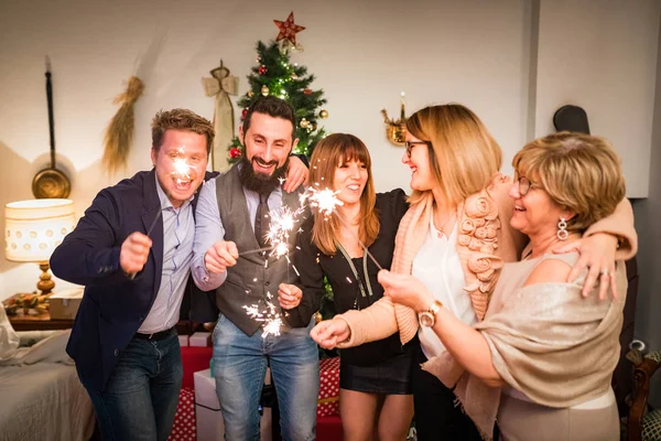 Famiglia Felice Amici Che Festeggiano Nuovo Anno Con Scintille Gruppo — Foto Stock