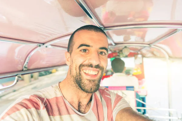 男子在曼谷的三轮车上自拍自拍 玩得很开心 愉快的游客享受在泰国的生活 旅行和生活方式是主要概念 — 图库照片