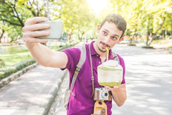 バンコクでの Selfie や飲み物ココナッツ水を取る ビンテージ カメラとバックパック晴れた日にタイで楽しく観光します 旅行とライフ スタイルは 主な概念 — ストック写真