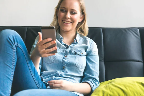 Mujer Joven Con Teléfono Casa Hermosa Chica Sofá Sentado Sosteniendo — Foto de Stock