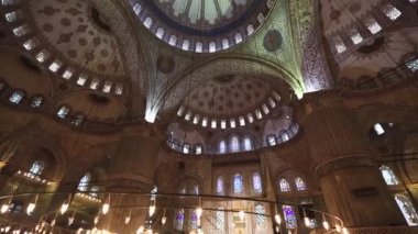 Sultanahmet Camii İstanbul ' iç görünüm. Alt görünümü tavan ışıkları ve mozaikler ile caminin ana alanda.