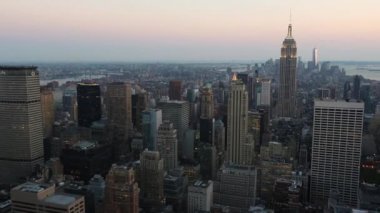 New York, ABD - 26 Ağustos 2014: Panoramik Manhattan ve alacakaranlıkta Empire State Binası. Pan doğru kamera hareketi